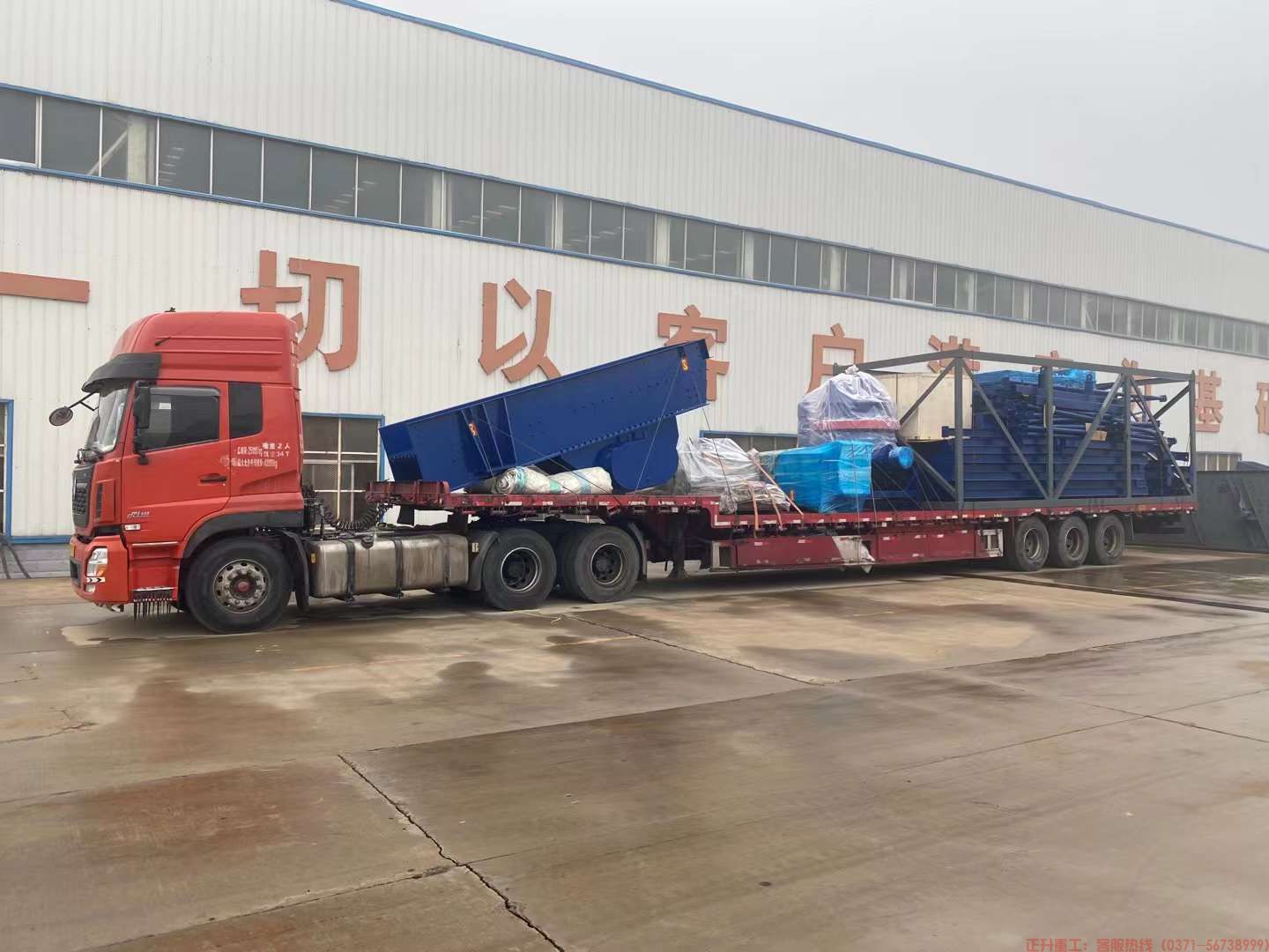 J9.COM制砂机振动筛发往云南 (1).jpg