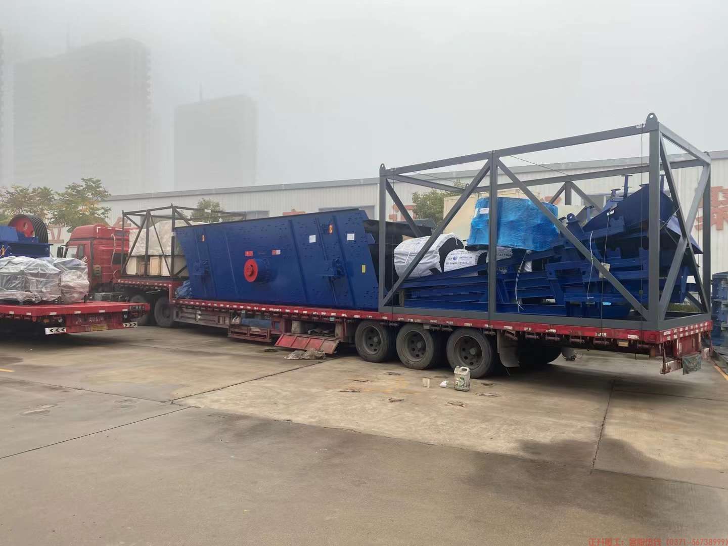 J9.COM制砂机振动筛发往云南 (2).jpg