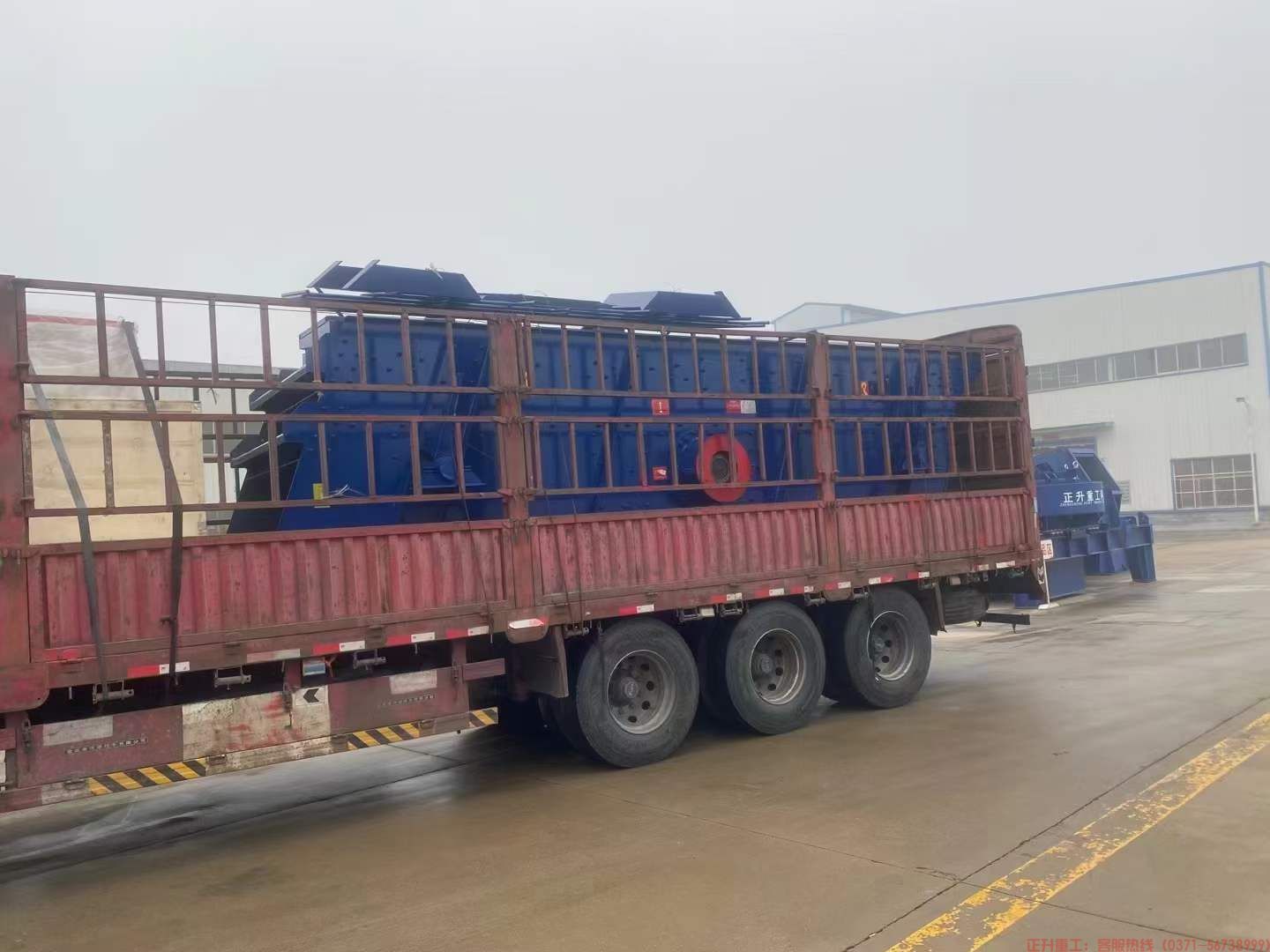 J9.COM制砂机振动筛发往云南 (3).jpg