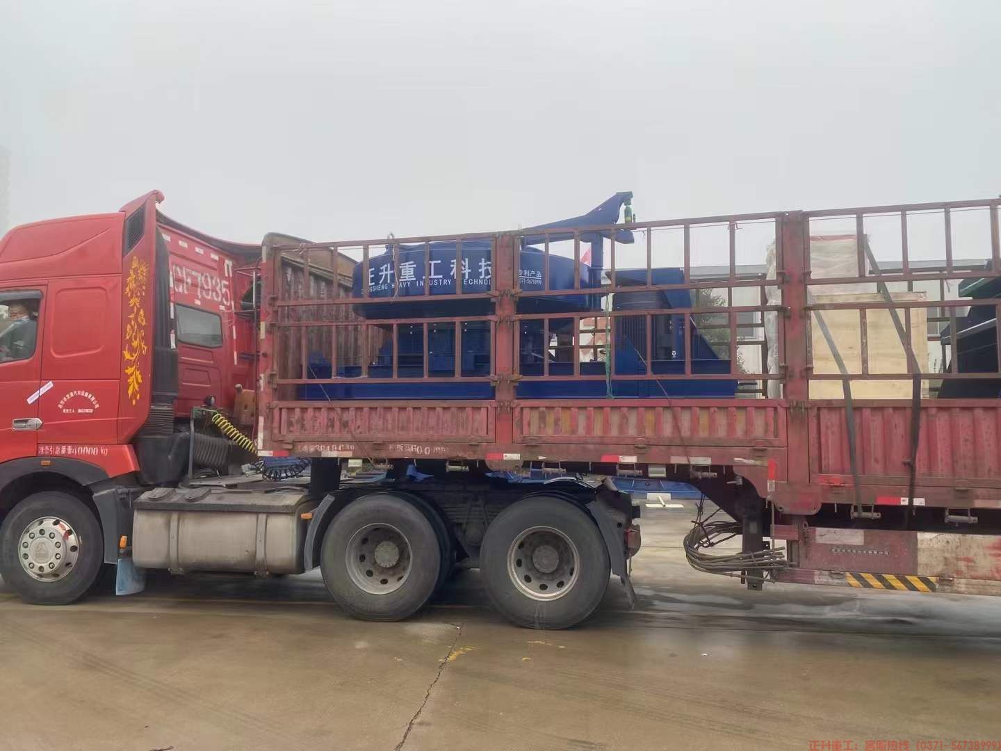 J9.COM制砂机振动筛发往云南 (4).jpg